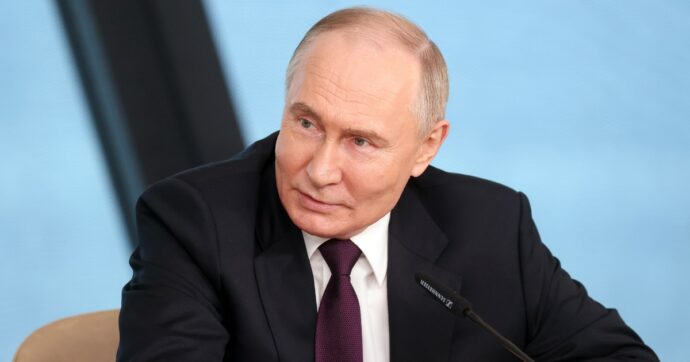 Copertina di La Russia pensa di attaccare l’Europa? Putin: “Siete diventati pazzi? Sappiamo di non averne le capacità”. E pure per la Nato “non c’è alcun pericolo imminente”
