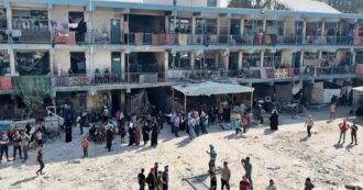 Copertina di Gaza, le immagini della scuola dell’Unrwa colpita dall’esercito israeliano: almeno 37 le persone uccise