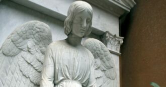 Copertina di Emanuela Orlandi, ritrovati tre oggetti misteriosi dietro la statua dell’Angelo al cimitero del Verano: “Una traccia inedita, inquietante”