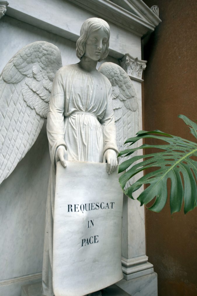 Emanuela Orlandi, ritrovati tre oggetti misteriosi dietro la statua dell’Angelo al cimitero del Verano: “Una traccia inedita, inquietante”