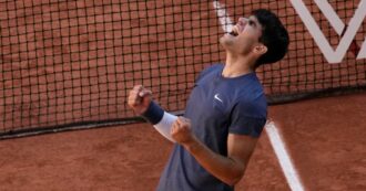 Copertina di Roland Garros, Alcaraz in finale: Sinner cede dopo 5 set di lotta e spettacolo. Lo spagnolo ha avuto più energie: “La mia partita più dura”