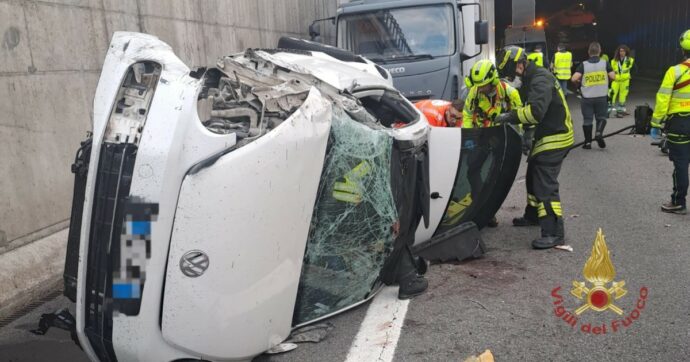 Incidente sulla tangenziale Nord di Milano tra auto e camion: due morti e due feriti gravi