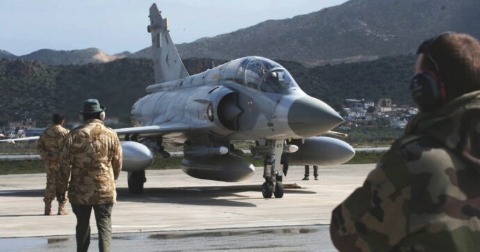 Maratona Zelensky: addestratori armi e caccia da Macron e Biden