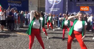 Copertina di A Napoli la campagna elettorale di Forza Italia si chiude sulle note di Sinceramente: la coreografia vestiti coi colori della bandiera italiana