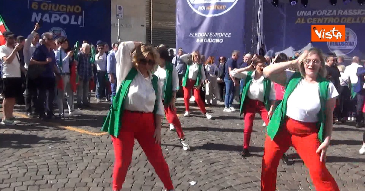 A Napoli la campagna elettorale di Forza Italia si chiude sulle note di Sinceramente: la coreografia vestiti coi colori della bandiera italiana