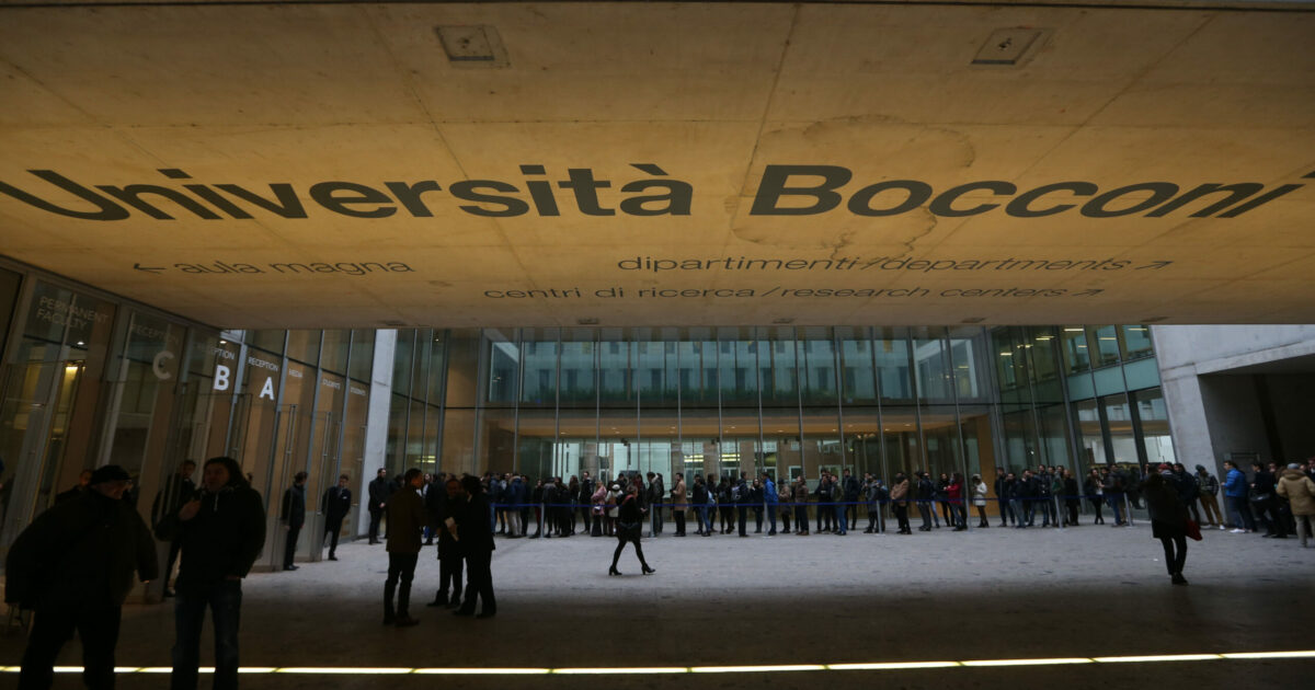 Studente della Bocconi copia dal cellulare durante un compito, colto in flagrante. Lui si giustifica: “Problemi in famiglia, era un aggiornamento”. Stop agli esami