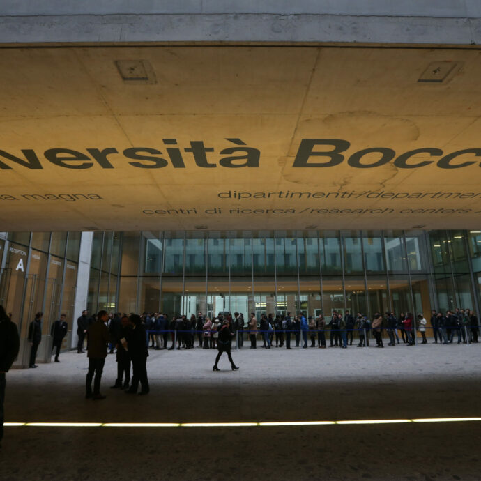 Studente della Bocconi copia dal cellulare durante un compito, colto in flagrante. Lui si giustifica: “Problemi in famiglia, era un aggiornamento”. Stop agli esami