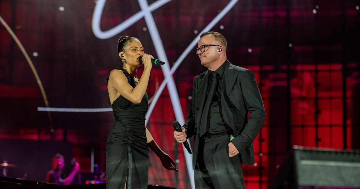 Gigi D’Alessio beato tra le donne a Napoli: duetti con Elodie e Annalisa in Piazza del Plebiscito per lo show che andrà in onda su Rai Uno