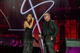 Copertina di Gigi D’Alessio beato tra le donne a Napoli: duetti con Elodie e Annalisa in Piazza del Plebiscito per lo show che andrà in onda su Rai Uno