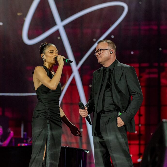 Gigi D’Alessio beato tra le donne a Napoli: duetti con Elodie e Annalisa in Piazza del Plebiscito per lo show che andrà in onda su Rai Uno