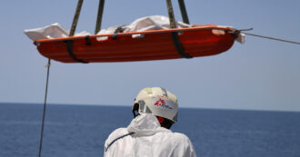 Copertina di Corpi al largo della Libia, nuovo avvistamento: “Grave naufragio”. Procura di Agrigento al Viminale: “Sbagliato lo sbarco a Lampedusa”