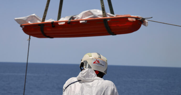 Corpi al largo della Libia, nuovo avvistamento: “Grave naufragio”. Procura di Agrigento al Viminale: “Sbagliato lo sbarco a Lampedusa”