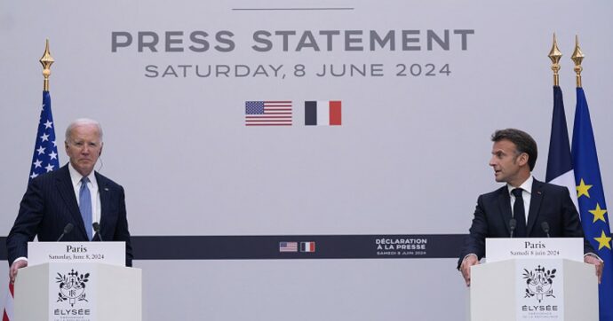 Biden a Macron: “Tutta l’Europa è minacciata dalla Russia, la posta in gioco è altissima. Sosteniamo Kiev e gli alleati Ue”