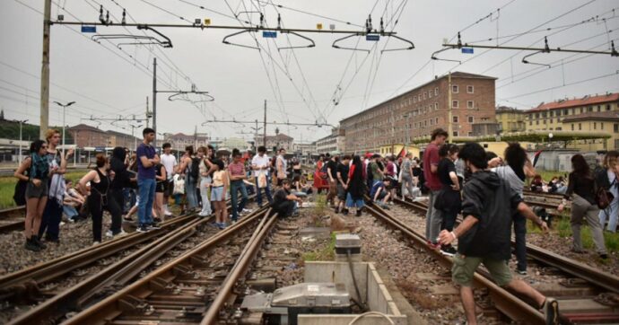 Torino, manifestanti Pro Palestina occupano i binari alla stazione Porta Nuova: circolazione dei treni interrotta per un’ora e mezza