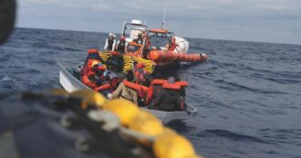 Copertina di Medici senza frontiere abbandona le operazioni di salvataggio nel Mediterraneo centrale: “Colpa di leggi assurde e insensate”