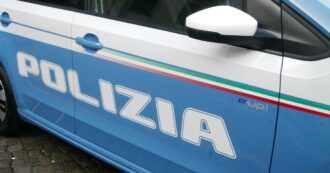 Copertina di Rimini, donna si lancia dal tetto di un condominio con il figlio di sei anni in braccio: entrambi morti sul colpo
