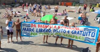 Copertina di Napoli, protesta di “Mare Libero” per il diritto di accesso al litorale di Posillipo: “Basta al numero chiuso sulle spiagge libere”