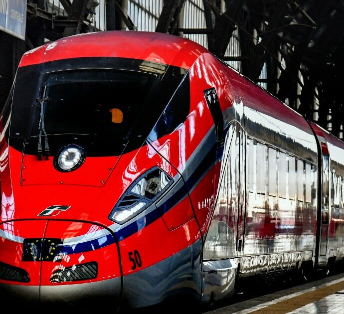 Trenitalia, da gennaio arriva il rimborso automatico e “istantaneo” per i ritardi: ecco quando e come avere l’accredito automatico sulla carta