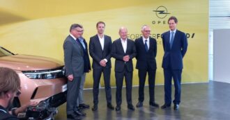 Copertina di Opel festeggia 125 anni. Il cancelliere Scholz: “Si all’elettrificazione, no al protezionismo”