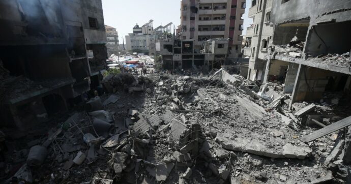 Gaza, il blitz: agenti camuffati e scontro a fuoco. Idf: “Tre ostaggi a casa di un reporter di Al Jazeera”. La tv: “Non c’entra con noi”