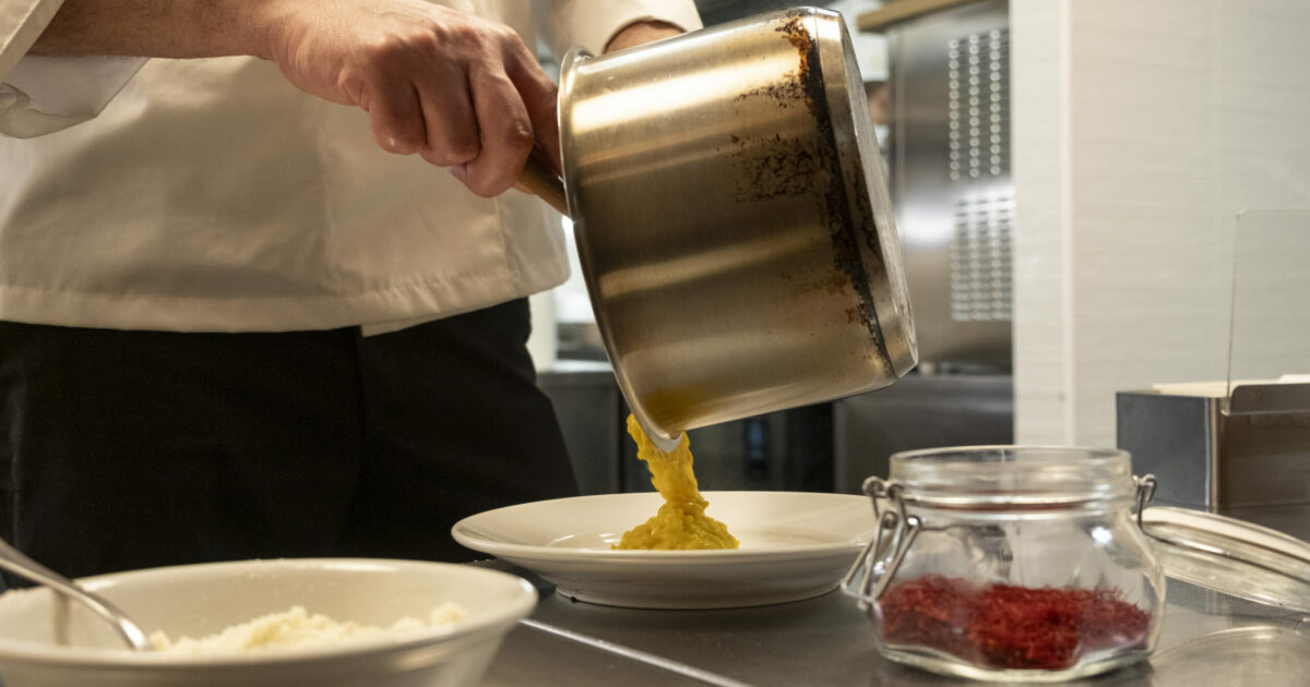 “Sono stata licenziata in tronco dal lavoro perché ho fatto una pausa di cinque minuti”: lo sfogo disperato di una ex dipendente di un ristorante