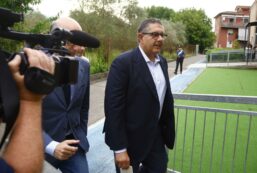 Copertina di Corruzione Liguria, Toti chiede la revoca dei domiciliari. L’avvocato: “Passate le Europee non c’è più rischio di reiterazione del reato”