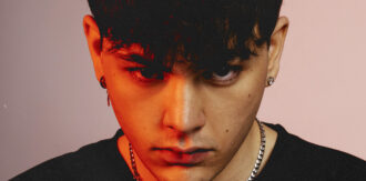 Copertina di Petit: “Amici mi ha fatto scoprire il napoletano, quando lo canto mi libera. La relazione con Marisol mi ha aiutato molto, anche nei momenti di down”