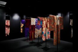 Copertina di La moda italiana oltre le fashion week: alla scoperta della seta stampata di Mantero, tra la tradizione di Como e il fascino del Giappone
