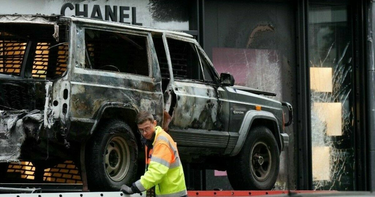Colpo grosso alla boutique Chanel sugli Champs Elysées: ladri in fuga con un bottino da 10 milioni di euro