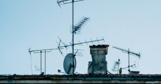 Copertina di Antenne selvagge sui tetti dei condomini: ecco cosa fare per difendersi dalle emissioni
