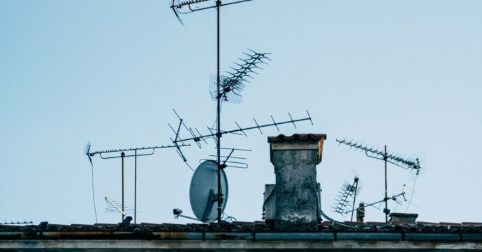 Antenne selvagge sui tetti dei condomini: ecco cosa fare per difendersi dalle emissioni