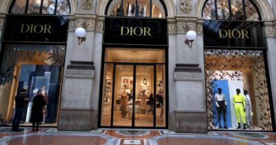 Copertina di Dior si impegna a pagare 2 milioni in 5 anni contro lo sfruttamento sul lavoro: l’accordo con l’Antitrust