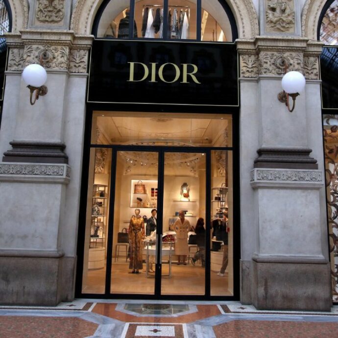 Dior si impegna a pagare 2 milioni in 5 anni contro lo sfruttamento sul lavoro: l’accordo con l’Antitrust