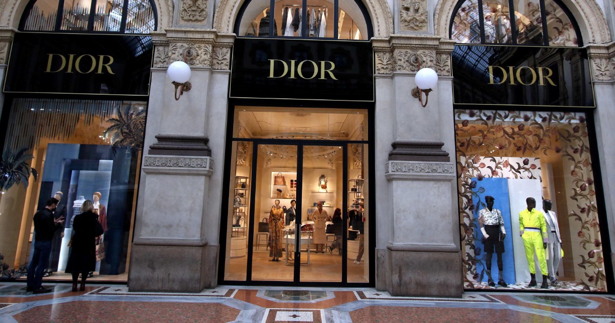 dior si impegna a pagare 2 milioni in 5 anni contro lo sfruttamento sul lavoro l accordo con l antitrust