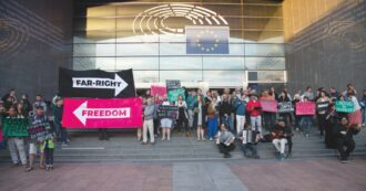 Copertina di I Popolari Ue guardano a destra: Ursula resta in pole, però rischia