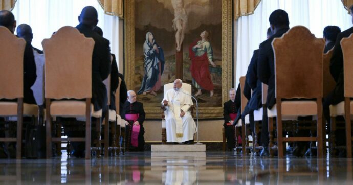 Papa Francesco lo dice ancora: “In Vaticano c’è aria di frociaggine. No gay in seminario”