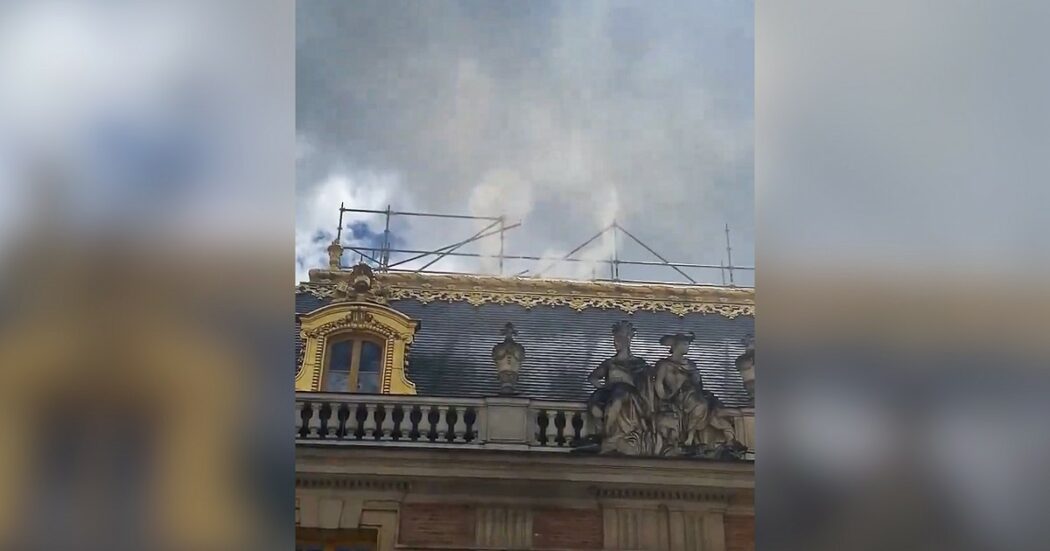 Francia, incendio nella Reggia di Versailles: evacuati i visitatori. A fuoco il cortile di marmo della residenza reale