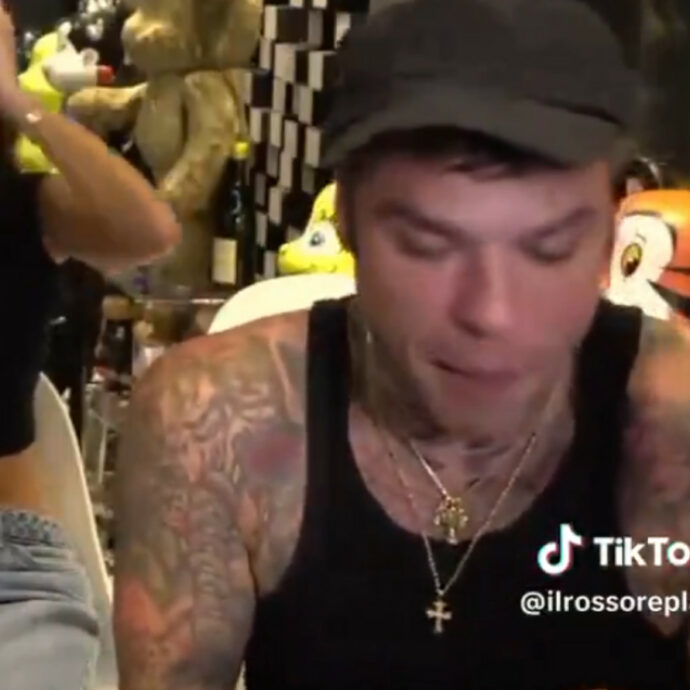 Fedez chiama Matteo Salvini in diretta e riattacca subito dopo il “pronto”, poi ride con gli amici. Ma l’assistente del rapper sbotta – Video