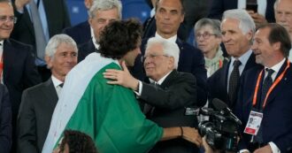 Copertina di Gianmarco Tamberi vince l’oro nel salto in alto agli Europei di atletica a Roma: poi sale in tribuna e abbraccia Sergio Mattarella | Video