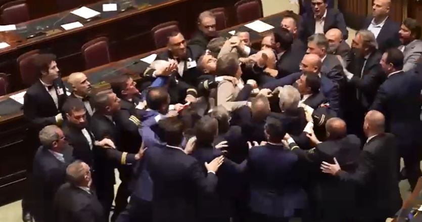 “Aggredito alla Camera”: il deputato Donno (M5s) presenta denuncia contro 5 deputati di Lega e Fratelli d’Italia