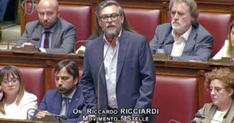 Copertina di La Camera ricorda Berlusconi, Ricciardi (M5s): “No alla beatificazione di uno che ha dato dell’eroe a un mafioso come Vittorio Mangano”