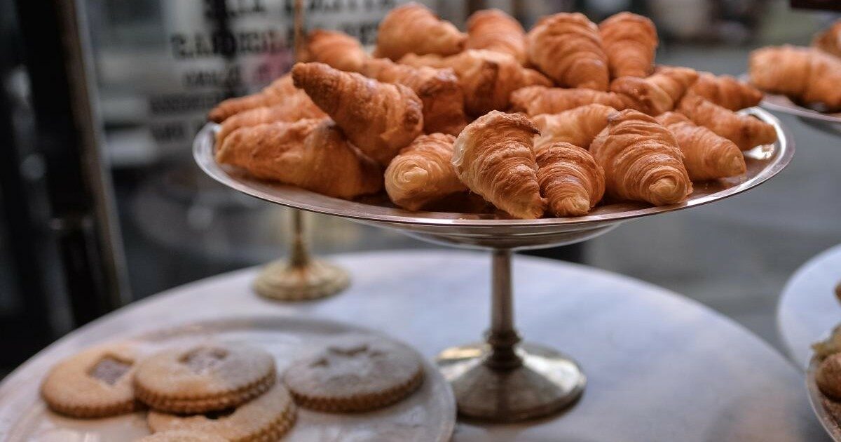 Hanno ordinato caffè, cornetti e 27 birre per un totale di 95 euro, poi se ne sono andati senza pagare. Cosa è successo dopo è inaspettato: la reazione del proprietario del bar