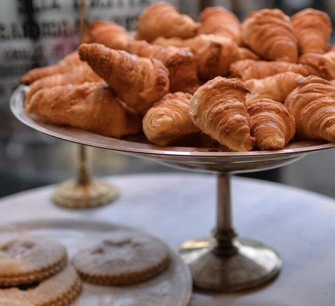 Hanno ordinato caffè, cornetti e 27 birre per un totale di 95 euro, poi se ne sono andati senza pagare. Cosa è successo dopo è inaspettato: la reazione del proprietario del bar