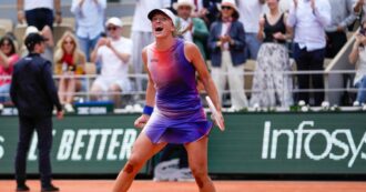 Copertina di “Perché nel 2024 può ancora commentare?”: McEnroe nella bufera per la battuta su Swiatek durante la finale del Roland Garros
