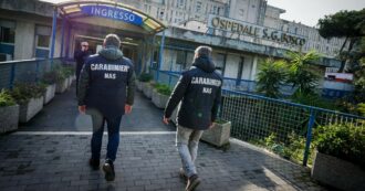 Copertina di Liste d’attesa scavalcate e ambulanze-taxi: l’ospedale  “di proprietà” del clan Contini