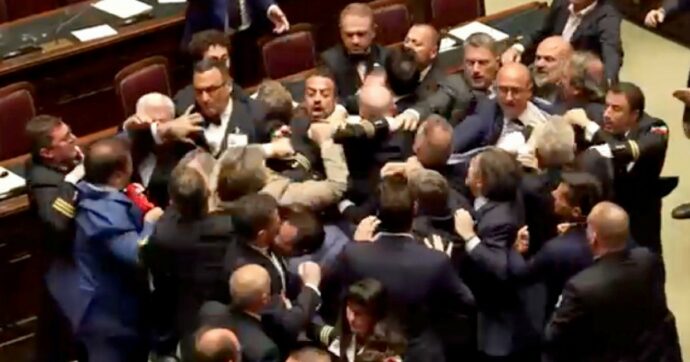 Autonomia, il 5 Stelle Donno sventola il tricolore e le destre lo pestano
