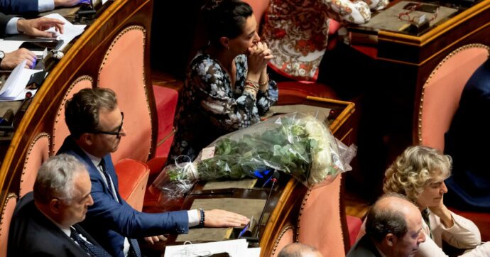 Giornali, tv, Camere:  B. è sempre più santo