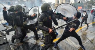 Copertina di Argentina, ok del Senato alle riforme “lacrime e sangue”. Proteste soffocate a manganellate: 24 arresti. Milei: “Golpe tentato da terroristi”