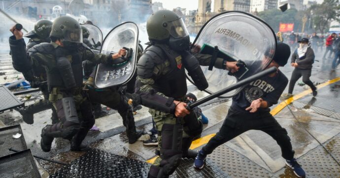 Argentina, ok del Senato alle riforme “lacrime e sangue”. Proteste soffocate a manganellate: 24 arresti. Milei: “Golpe tentato da terroristi”