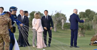 Copertina di G7, i leader seguono l’esibizione dell’esercito ma Biden si “distrae” e va nella direzione opposta: Meloni lo recupera così